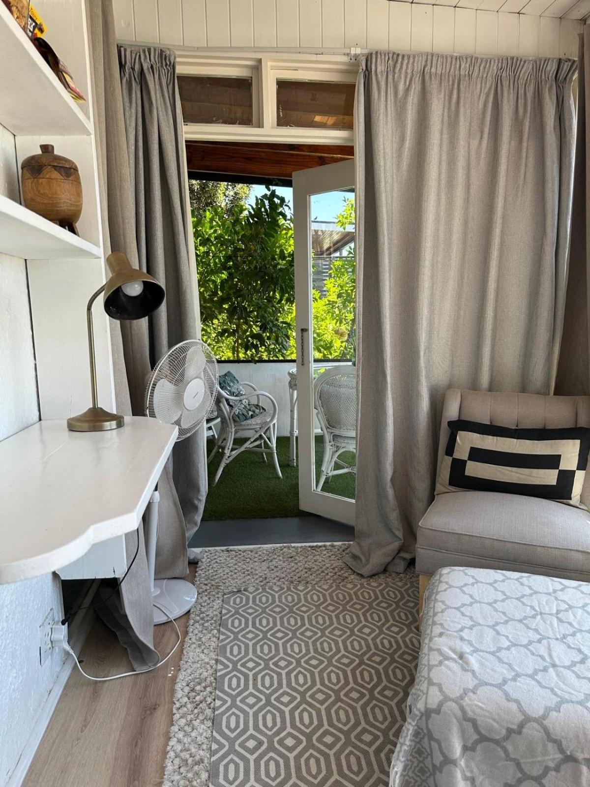 Independent Quaint Flat, Close To Beach Cape Town Dış mekan fotoğraf